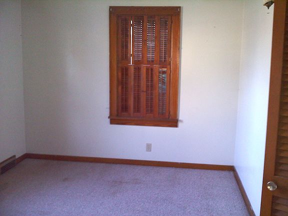 4th image of 410 N Town St