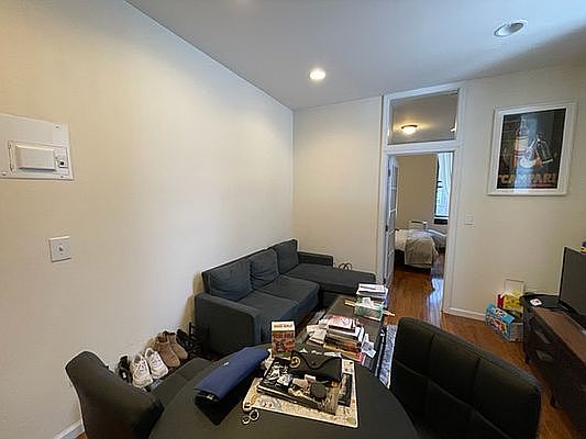 4th image of 306 E 6th St APT 2