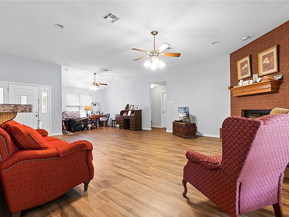 5th image of 301 W Denison Dr