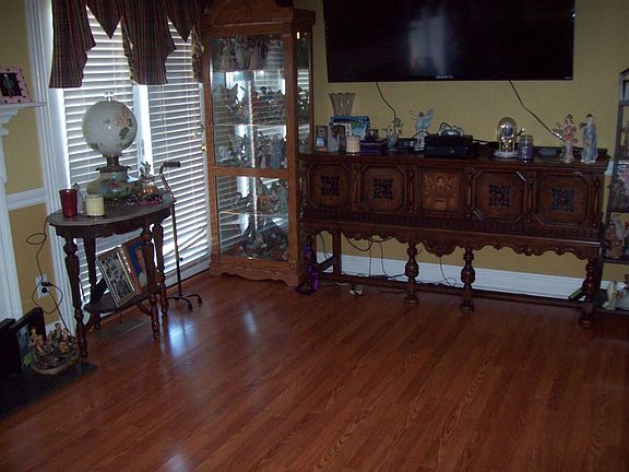 3rd image of 113 Peggy Ln