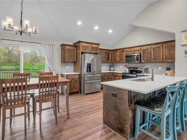 12631 Fountain Lake Cir, Grandview, MO 64030