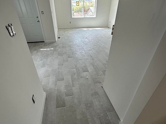 4th image of 154 Davis Ave