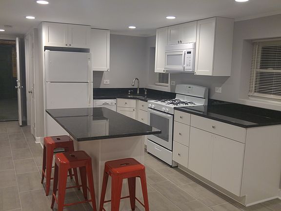 3rd image of 4019 W Barry Ave #G