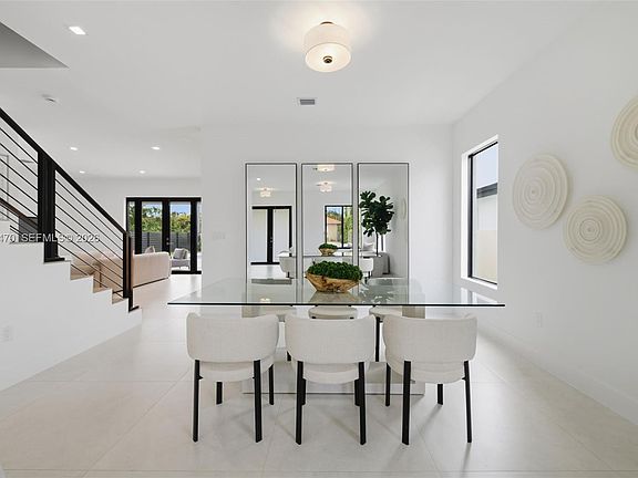 5th image of 2725 SW 65th Ave