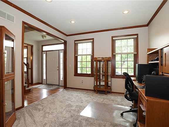 4th image of 223 W Colleen Ct