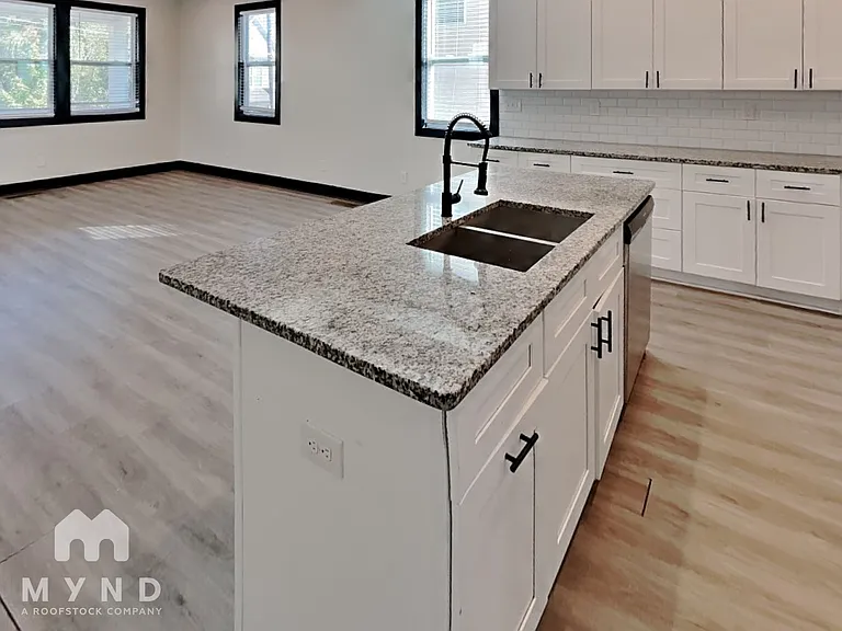 631 Windsor St SW — Photo 4