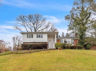 14 Gay Dr, Great Neck, NY 11024