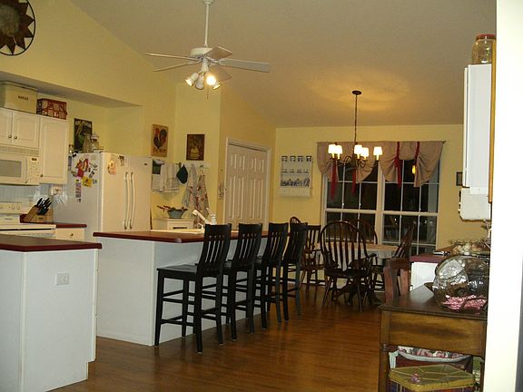 Large eat-in Kitchen