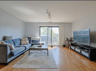 631 Derry Ct APT 3C, Schaumburg, IL 60193