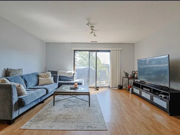 631 Derry Ct APT 3C, Schaumburg, IL 60193