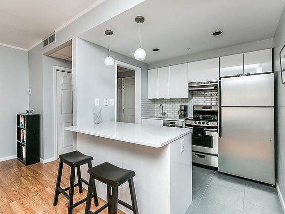 3rd image of 1000 Fell St Unit 305