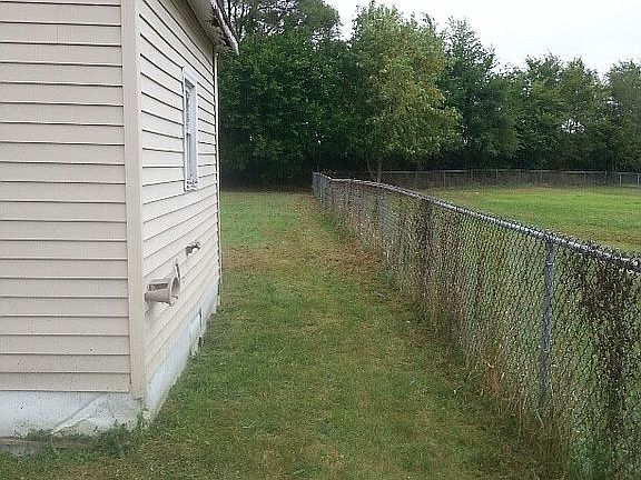 3rd image of 652 Lee St