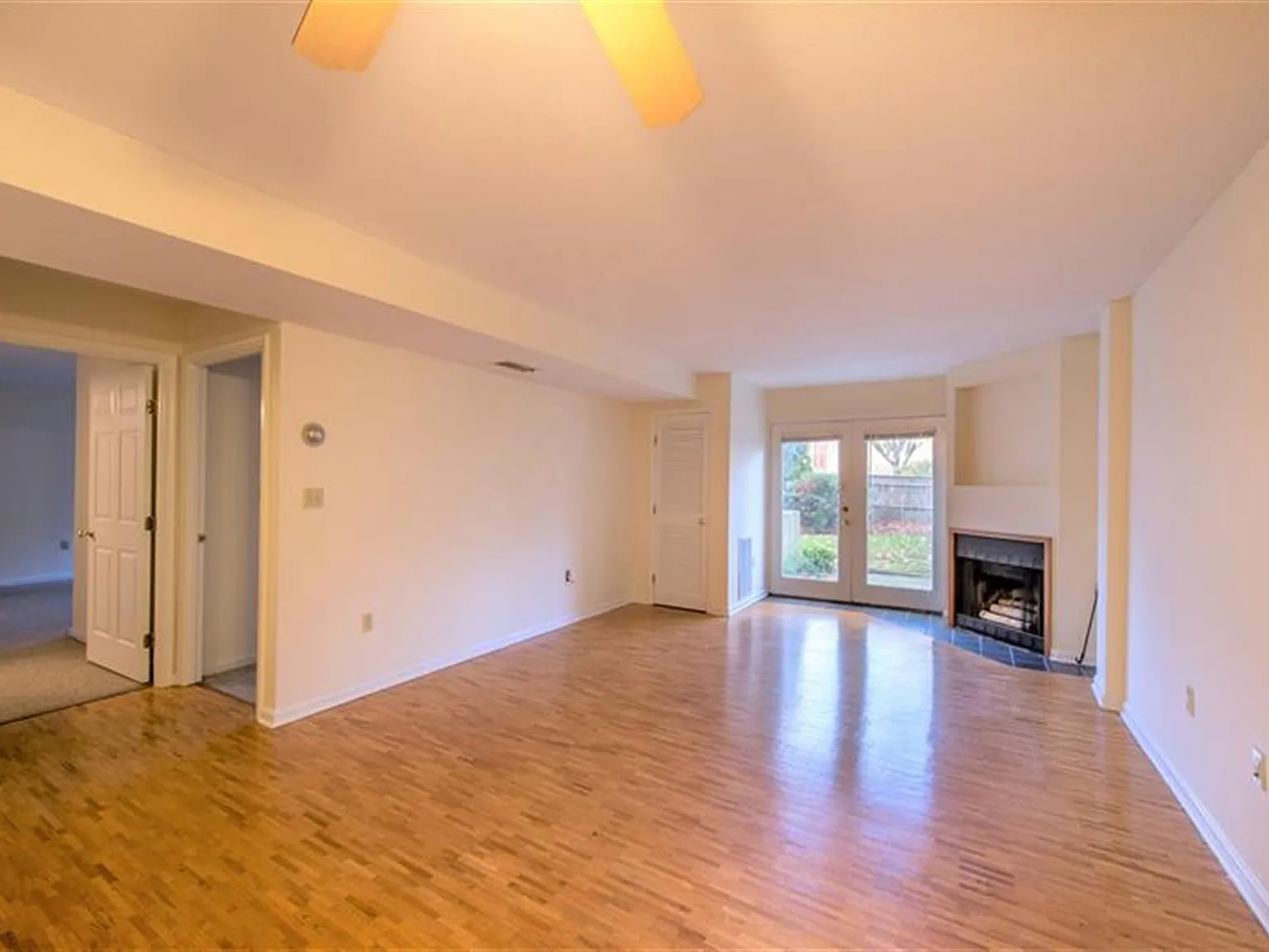 2 bed, 900 sqft, $4,200 — Photo 3