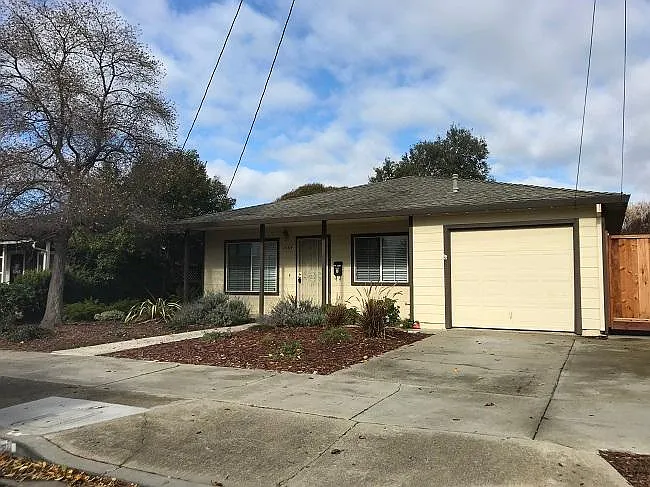 1064 Elm St photo 1