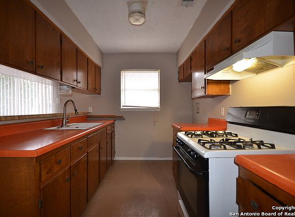4th image of 1131 W Agarita Ave