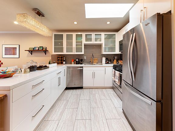 3rd image of 938 Palm Ave #208