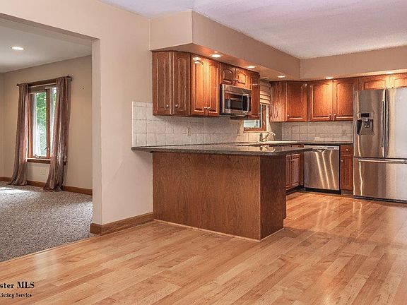 5th image of 1572 Pleasantview Dr