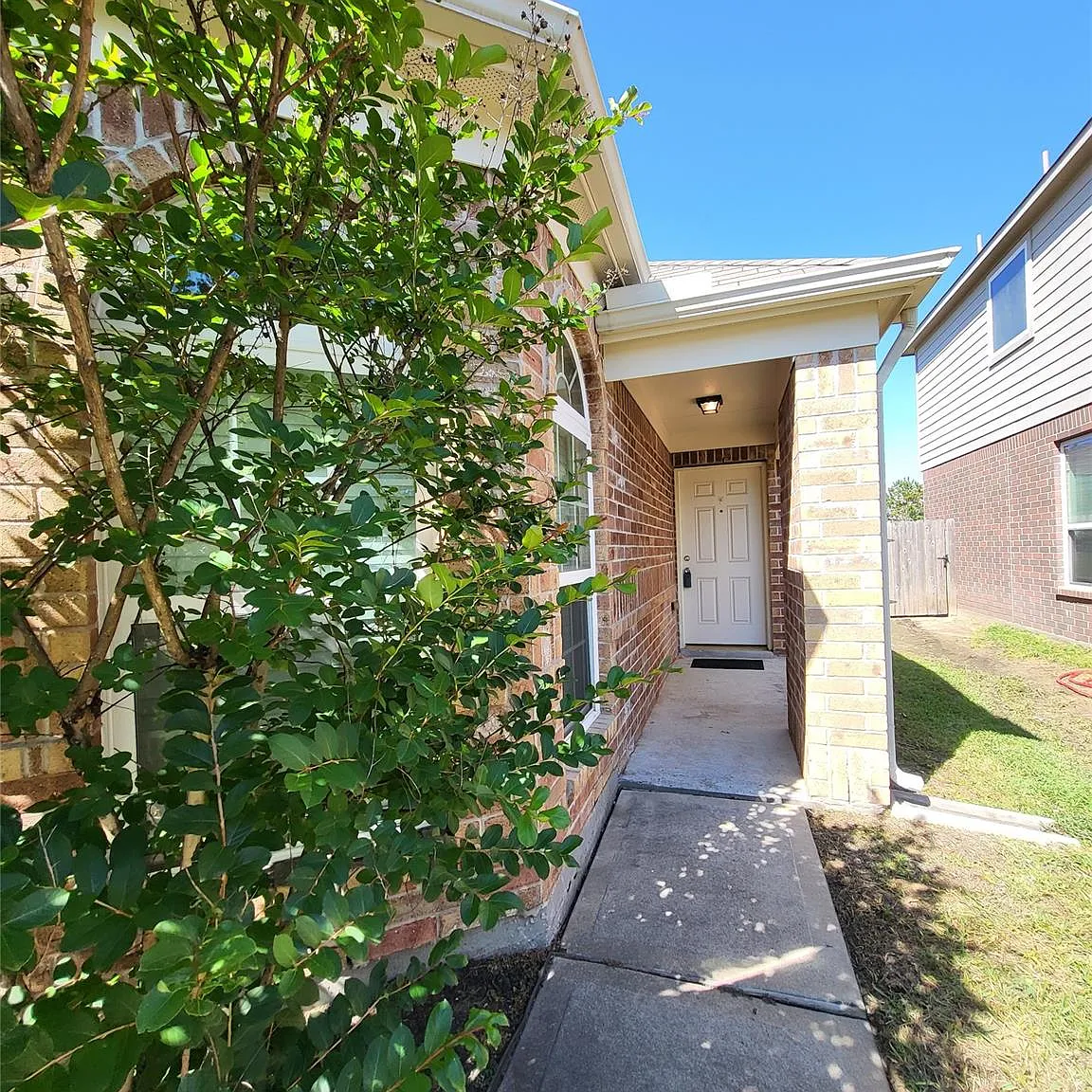 3 bed, 2.0 bath, 1813 sqft, $1,950 — Photo 3