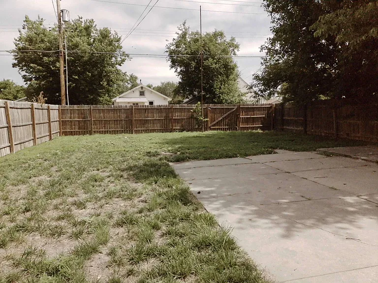 1907 W 4th St — Photo 10