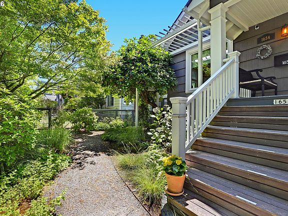4th image of 1654 N Willamette Blvd
