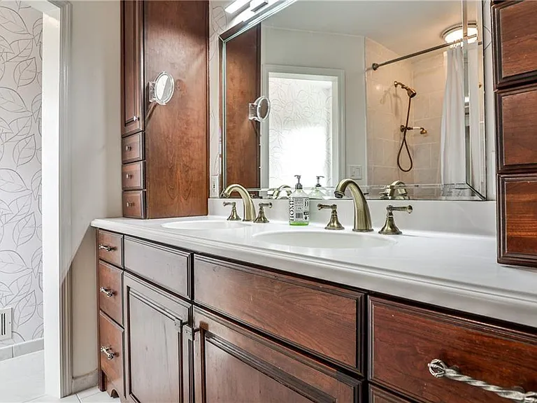 800 Glenairy Dr — Photo 9