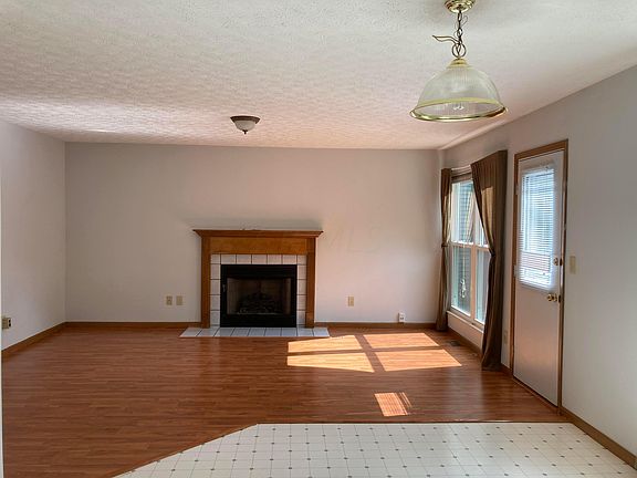 3rd image of 1451 Meadowbank Dr