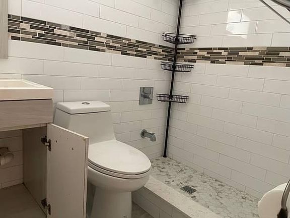4th image of 1150 E 89th St