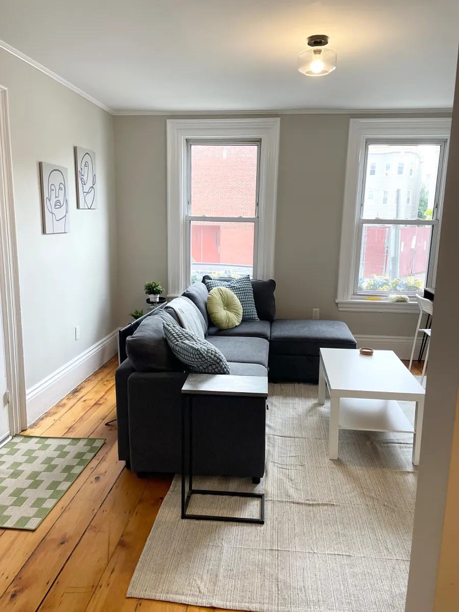 Building Photo - 659 E 4th St #2