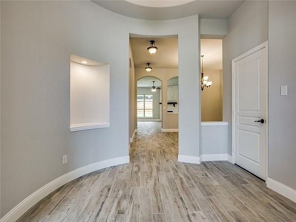 3rd image of 3206 Creekhaven Dr