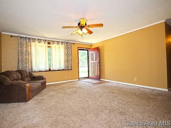 4th image of 38 Devine Dr