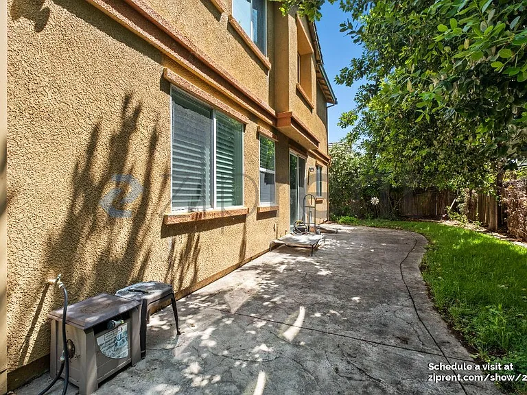 887 Hampton St — Photo 34