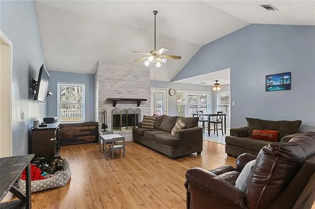 542 Driftwood Cir — Photo 2