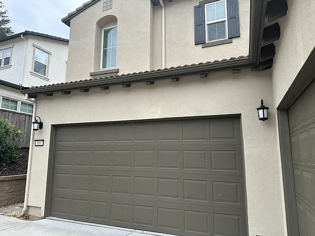 100 Village Ln — Photo 2