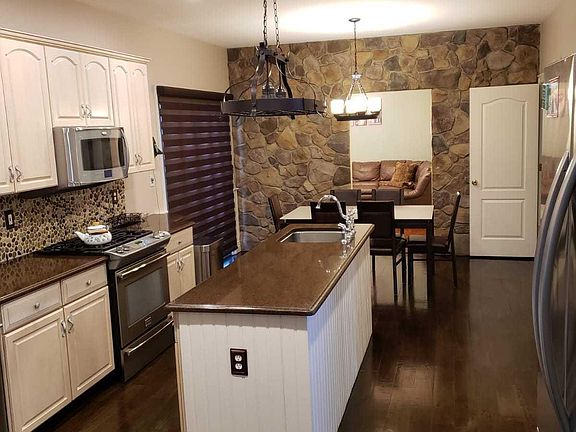 3rd image of 903 Twin Oaks Dr
