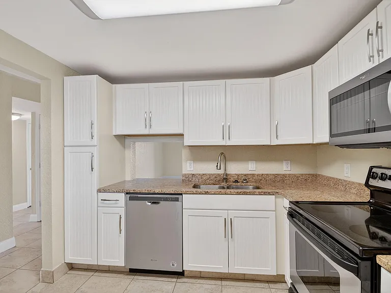 2615 NE 1st Ct #312 — Photo 8