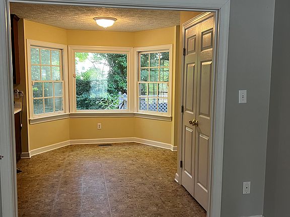 3rd image of 416 Pin Oak Rd