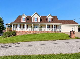 214 Walnut Dr, Hurricane, WV 25526