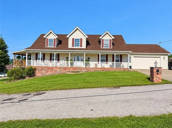214 Walnut Dr, Hurricane, WV 25526
