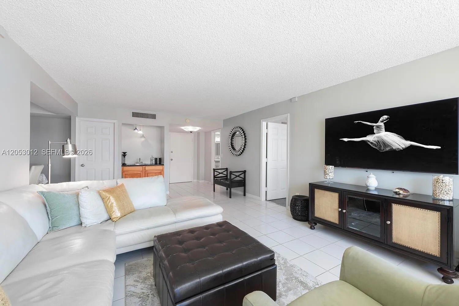 Mayfair House Condo — Photo 2