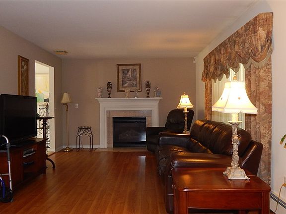 3rd image of 276 Crombie St
