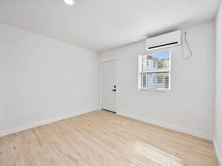 6811 Del Rio St #9 — Photo 4