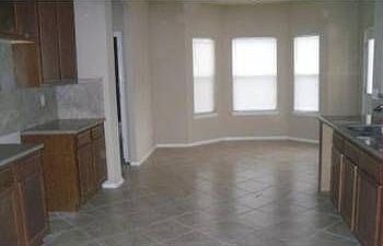 4th image of 907 Ashbury Blf