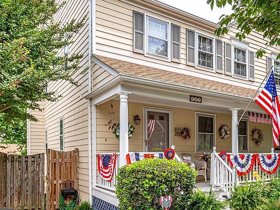 Located on 23rd St, one block from 15+ local restaurants