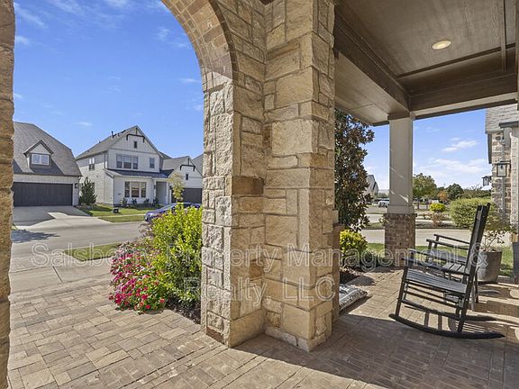 3rd image of 1104 Homestead Way