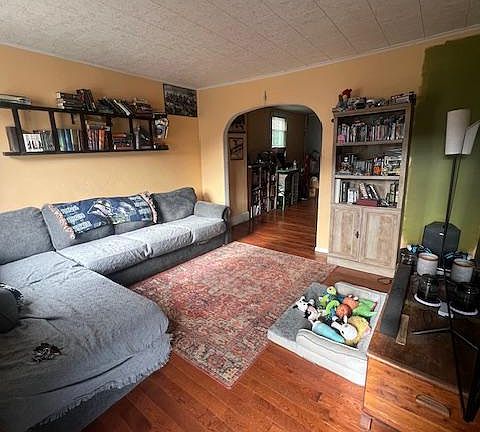 3rd image of 405 E Lawton St