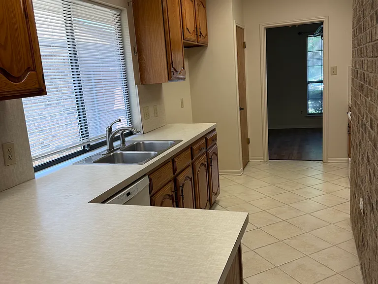 12922 Chandler Dr — Photo 9
