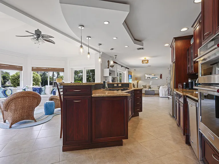 1925 Coral Gardens Dr — Photo 10