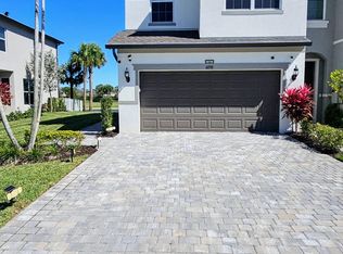 6050 Praza Ln, Greenacres, FL 33415