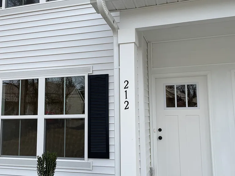 212 King St — Photo 1