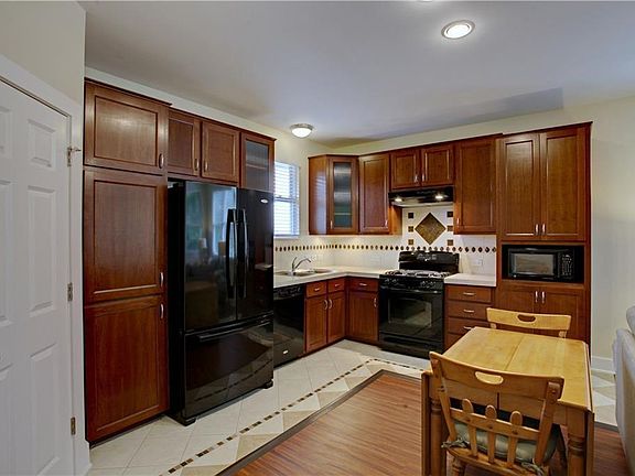2nd image of 905 Brentwood St #B